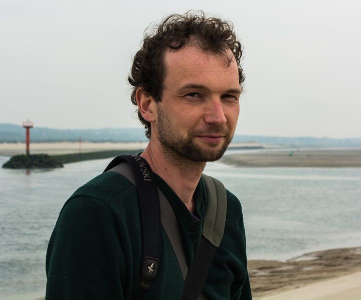 Le naturaliste Aymeric Evrard, sur la plage du Touquet (Pas-de-Calais) où ont été retrouvés deux phoques morts, le 29 avril 2018. (MATHILDE GOUPIL / FRANCEINFO)