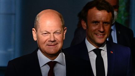 Le chancelier allemand, Olaf Scholz, et le président français, Emmanuel Macron, le 9 mai 2022 à Berlin. (JOHN MACDOUGALL / AFP)