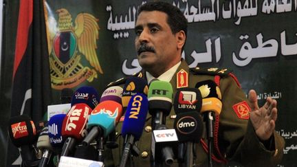 Ahmad al-Mesmari, porte-parole des forces du maréchal Haftar, s'exprime face à la presse à Benghazi, en Libye, le 6 janvier 2020.&nbsp; (ABDULLAH DOMA / AFP)