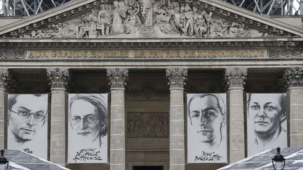 «Aux grands hommes, la Patrie reconnaissante». Par un décret du 4 avril 1791, l'Assemblée nationale décide que le Panthéon servira de nécropole aux personnalités exceptionnelles qui contribuent à la grandeur de la France.  (THOMAS SAMSON / AFP)