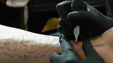 Selon l’UFC-Que Choisir, 75% des encres de tatouages seraient nocives pour la santé