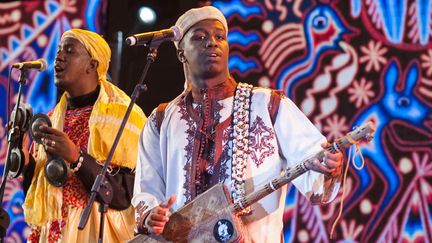 Les musiciens sénégalais Doudou N'Diaye Rose et marocain Mahmoud Guinia lors du 19e festival Gnaoua d'Essaouira, le 15 mai 2016. (JALAL MORCHIDI / ANADOLU AGENCY)