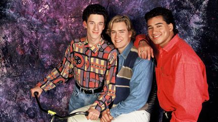 Dustin Diamond (à gauche) pose avec&nbsp;Mark-Paul Gosselaar et Mario Lopez, le 3 mai 1993, pour la série "Sauvés par le gong". (LAZIC/SIPA / SIPA)