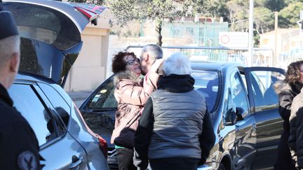 Des Français quittent le centre de Carry-le-Rouet, le 14 février.&nbsp; (SERGE GUEROULT / MAXPPP)