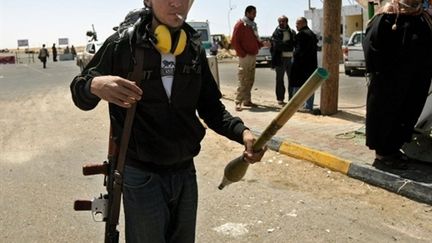 Les rebelles résistent aux forces du régime libyen, à Misrata, le 23 avril 2011. (AFP - Marwan Naamani)