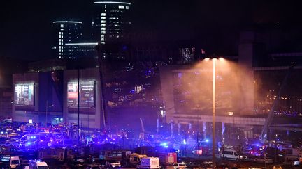 Les services de secours devant la salle de concert Crocus City Hall, près de Moscou (Russie), le 22 mars 2024. (OLGA MALTSEVA / AFP)