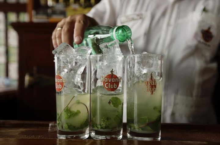 Rhum, citron vert, menthe et sucre sont les ingr&eacute;dients de base du cocktail mojito. (DESMOND BOYLAN / REUTERS)