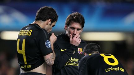 Les joueurs du Bar&ccedil;a Fabregas, Messi et Iniesta s'interrogent apr&egrave;s la d&eacute;faite de leur &eacute;quipe contre Chelsea, le 18 avril 2012, &agrave; Londres. (DAVID KLEIN/NEWSCOM/SIPA / SIPA USA)