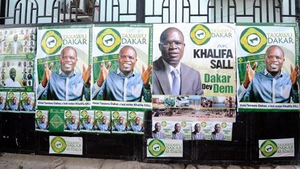 Affiches électorales du maire de Dakar, Khalifa Sall, dans une rue de la capitale sénégalaise, le 26 janvier 2014. (SEYLLOU / AFP)