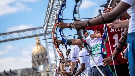 Paris, le 23 juin 2017. Journée olympique pour soutenir la candidature de Paris aux JO de 2024. Illustration d'initiation au tir à l'arc pour les enfants face aux Invalides.
  (MAXPPP)