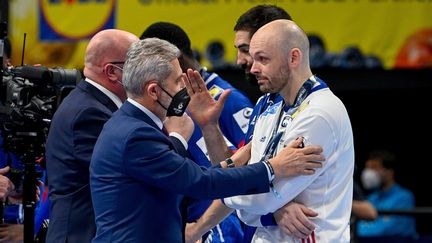 Le gardien de l'équipe de France de handball Vincent Gérard reçoit une médaille après la défaite des Bleus en finale pour la troisième place de l'Euro, le 30 janvier 2022, à Budapest (Hongrie). (ZSOLT SZIGETVARY / MTI / MaxPPP)