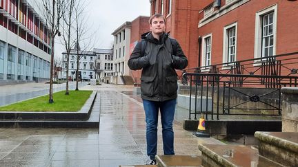 Jake, étudiant à l'université de Manchester espère pouvoir rejoindre sa famille à Sheffield. (RICHARD PLACE / RADIO FRANCE)