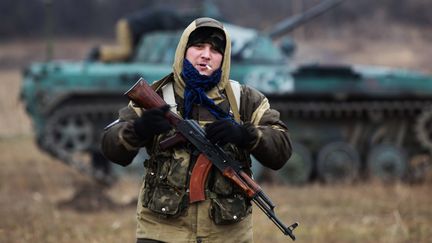 Un s&eacute;paratiste pro-russe, le 18 novembre 2014 &agrave; Ilovaisk (Ukraine). (MENAHEM KAHANA / AFP)