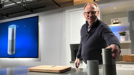 David Limp, directeur des terminaux chez Amazon,&nbsp;présent l'assistant personnel "Alexa", le 27 septembre 2017, à Washington (Etats-Unis). (JEFFREY DASTIN / REUTERS)