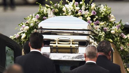 Les porteurs emm&egrave;nent le cercueil de Whitney Houston vers son corbillard &agrave; l'issue de la c&eacute;r&eacute;monie d'obs&egrave;ques, samedi 18 f&eacute;vrier &agrave; Newark (New Jersey). (LUCAS JACKSON  / REUTERS)