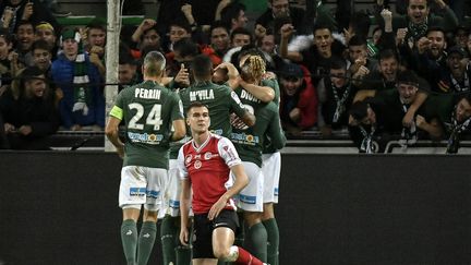 La joie des Stéphanois, vainqueurs du Stade de Reims. (JEFF PACHOUD / AFP)