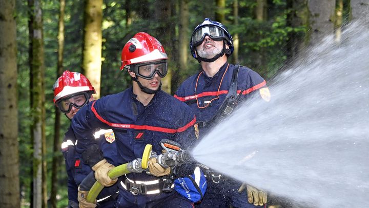 Les sapeurs-pompiers de Meurthe-et-Moselle se forment à la lutte contre les incendies de forêt, à la Pierre-Percée, le 20 mai 2022. (MAXPPP)