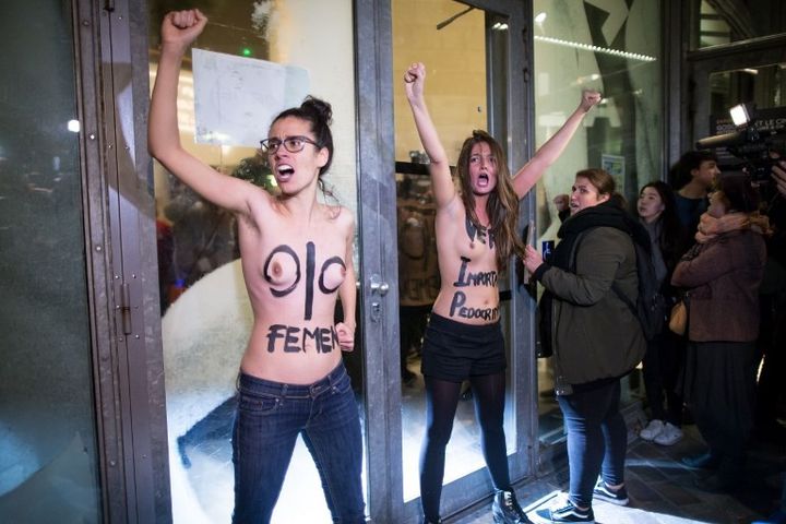 Deux femen devant la Cinémathèque française protestant contre la rétrospective Roman Polanski (30/10/2017)
 (Michel Stoupak / NurPhoto)