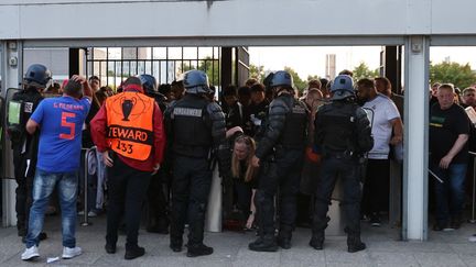 La police procède à des contrôles lors de la finale de la Ligue des champions le 28 mai 2022 au Stade de France (Seine-Saint-Denis). (THOMAS COEX / AFP)