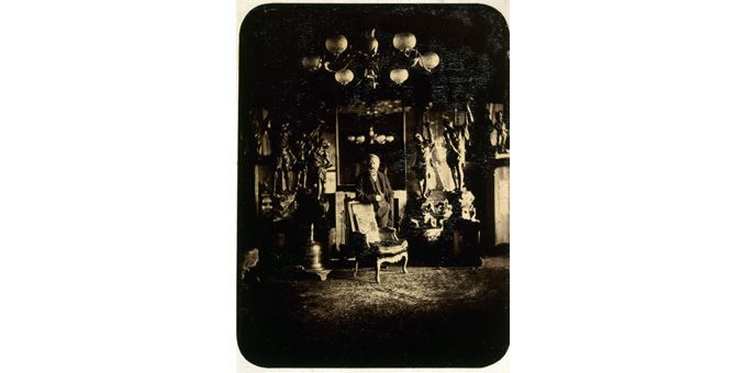 Arsène Garnier, Victor Hugo dans le salon rouge de Hauteville House, 1868
 (Maisons de Victor Hugo / Roger-Viollet)