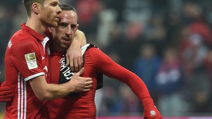 Xabi Alonso et Franck Ribéry (CHRISTOF STACHE / AFP)