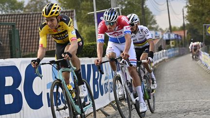 Wout Van Aert,&nbsp;Mathieu van der Poel et&nbsp;Julian Alaphilippe, ici pendant le Tour des Flandres 2020, vont de nouveau se jouer la victoire d'étape vendredi.&nbsp; (DIRK WAEM / BELGA MAG)