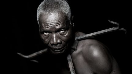 Avec cette série, le photographe nous parle des marrons, esclaves qui s’enfuyaient de la propriété de leur maître à l’époque coloniale. Monteiro a grandi au Bénin, terre natale de son père. A 22 ans, devenu mannequin, il parcourt le monde avec des photographes de mode auprès desquels il se forme. Son œuvre aborde l'histoire des esclaves au Bénin, les enfants rescapés du génocide au Burundi...
 (Fabrice Monteiro )