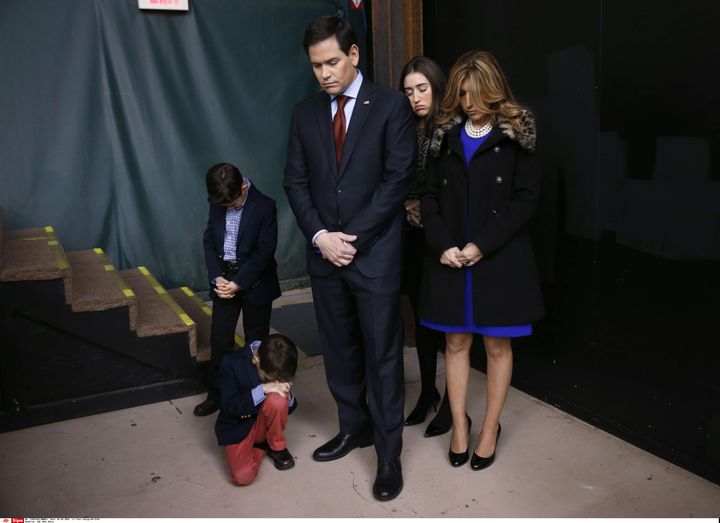 Marco Rubio prie avec sa famille lors des caucus de&nbsp;l'Iowa, à Clive (Etats-Unis), le 1er février 2016. (PAUL SANCYA / AP / SIPA)