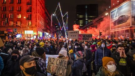 Lors d'une manifestation contre la restriction de l'IVG en Pologne, le 29 janvier 2021. (WOJTEK RADWANSKI / AFP)