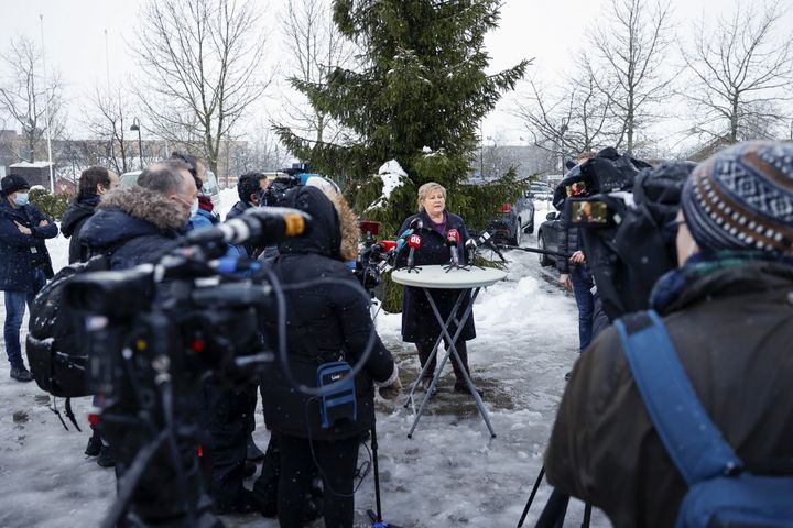 La Première ministre norvégienne Erna Solberg a rendu visite aux sinistrés de la localité d'Ask, le 30 décembre 2020, après un important glissement de terrain. (JIL YNGLAND / NTB)