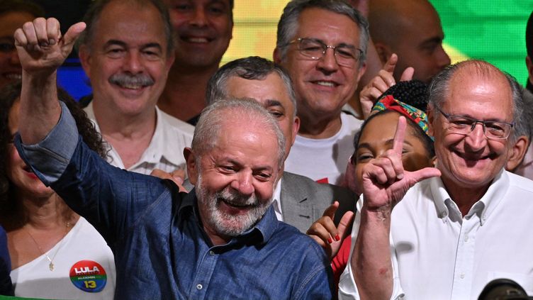 Le président brésilien élu Lula, dit Luiz Inacio Lula da Silva, et le vice-président élu, Geraldo Alckmin, fêtent leur élection à la tête du Brésil, le 30 octobre 2022 à Sao Paulo (Brésil). (NELSON ALMEIDA / AFP)