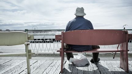 Une &eacute;tude met en lumi&egrave;re un taux de mortalit&eacute; sup&eacute;rieur de 20% chez les personnes d&eacute;clarant rester assises plus de six heures par jour par rapport &agrave; celles restant assises moins de trois heures. (PHOTONICA / GETTY IMAGES)