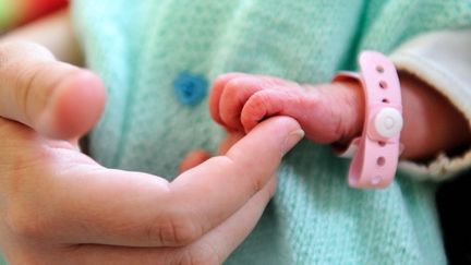 Photo d'illustration d'un nouveau-né et de son parent à l'hôpital de Lens (Nord) le 17 septembre 2013. (PHILIPPE HUGUEN / AFP)