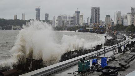 De fortes vagues s'écrasent sur le front de mer à Bombay (Mumbai), en Inde, le 6 juillet 2023. (INDRANIL ADITYA / NURPHOTO / AFP)