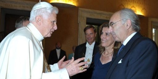 Le pape Benoît XVI avec Ettore Gotti Tedeschi, le 26 septembre 2010. (AFP PHOTO Osservatore Romano)