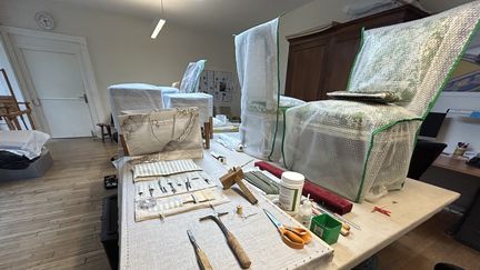 Dans l'atelier de Laurent, tapissier au château de Versailles. (MURIELLE GIORDAN / RADIO FRANCE)