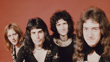 Le groupe de rock Queen à Londres en 1973 avec, de gauche à droite, Roger Taylor (batterie), Freddie Mercury (chanteur), Brian May (guitare) et John Deacon (basse). (MICHAEL PUTLAND / HULTON ARCHIVE / GETTY IMAGES)