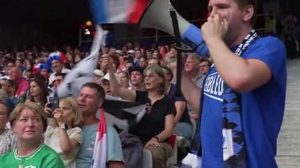 En football, les Bleus, emmenés par Thierry Henry, se sont imposés 3 à 0 face aux Etats-Unis, jeudi 24 juillet. (France 2)