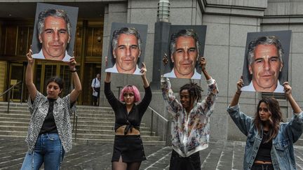 Des femmes manifestent&nbsp;en brandissant des portraits&nbsp;de Jeffrey Epstein, financier américain accusé de trafic sexuel et d'agressions sexuelles sur mineures, le 8 juillet 2019 à New York.&nbsp; (STEPHANIE KEITH / GETTY IMAGES NORTH AMERICA / AFP)