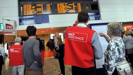 Des employ&eacute;s de la SNCF renseignent des usagers &agrave; la gare de Toulouse Matabiau (Haute-Garonne), lors de la gr&egrave;ve du 13 juin 2013. (  MAXPPP)