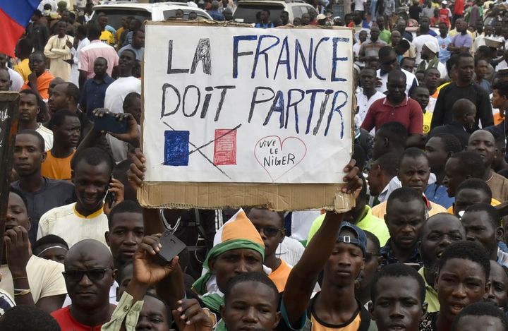 Des manifestants, le 3 août 2023 à Niamey (Niger), contre la présence de la France dans leur pays et en soutien au coup d'Etat. (AFP)