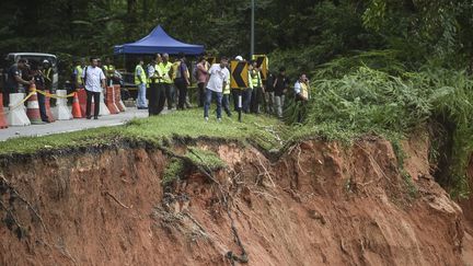 Des sauveteurs interviennent près de la ville de Batang Kali, en périphérie de la capitale Kuala Lumpur, en Malaisie, après un glissement de terrain, le 16 décembre 2022. (ARIF KARTONO / AFP)