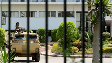 Des soldats montent la garde devant l'h&ocirc;pital militaire du Caire (Egypte) au lendemain du transfert d'Hosni Moubarak apr&egrave;s son attaque c&eacute;r&eacute;brale, le mardi 29 juin 2012. (MARWAN NAAMANI / AFP)