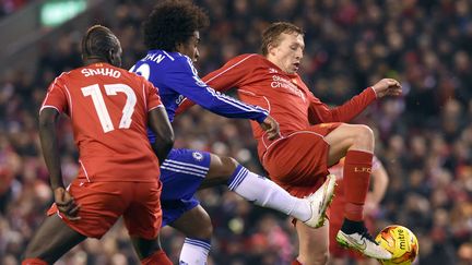 Lucas Leiva à la lutte avec son compatriote brésilien Willian (PAUL ELLIS / AFP)