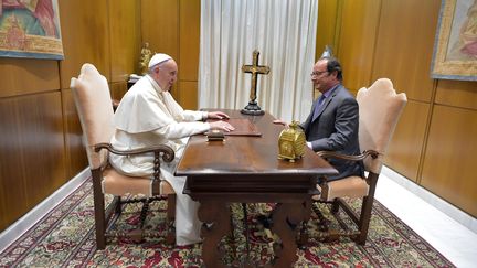 François Hollande et le pape&nbsp;François dans la salle Paul VI, au Vatican le 17 août 2016&nbsp; (OSSERVATORE ROMANO /  AFP)