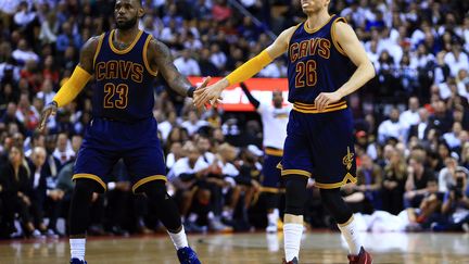 LeBron James et son shooteur, Kyle Korver (Cleveland Cavaliers) (VAUGHN RIDLEY / GETTY IMAGES NORTH AMERICA)