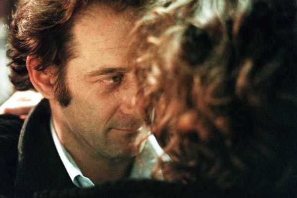 Vincent Lindon très proche de Valérie Lemercie dans "Vendredi soir" de Claire Denis (2002). (ALLOCINE / BAC FILMS)