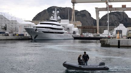 Le yacht du milliardaire russe Igor Setchine, "L'Amore Vero", a été immobilisé à La Ciotat (Bouches-du-Rhône), jeudi 3 mars 2022. (NICOLAS TUCAT / AFP)