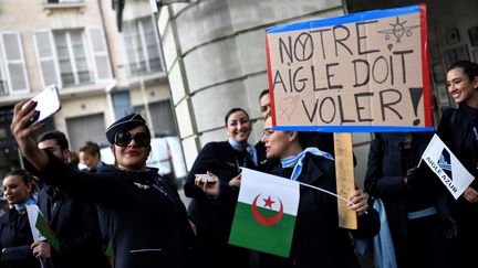 Des salariés de la compagnie Aigle Azur manifestent devant le siège de la compagnie le 9 septembre 2019 à Paris. (STEPHANE DE SAKUTIN / AFP)