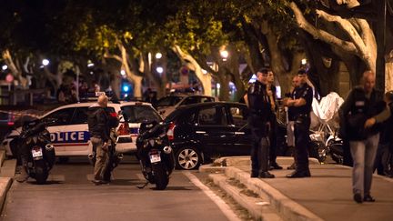 Des policiers sur le lieu de la fusillade mortelle &agrave; Marseille (Bouches-du-Rh&ocirc;ne), le 24 ao&ucirc;t 2014. (BERTRAND LANGLOIS / AFP)